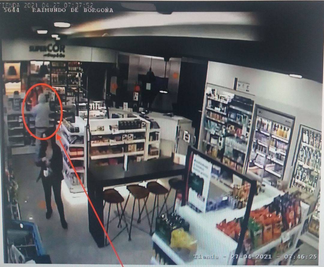 Momento en el que se produjo el atraco, grabado por las cámaras de seguridad Momento en el que se produjo el atraco, grabado por las cámaras de seguridad