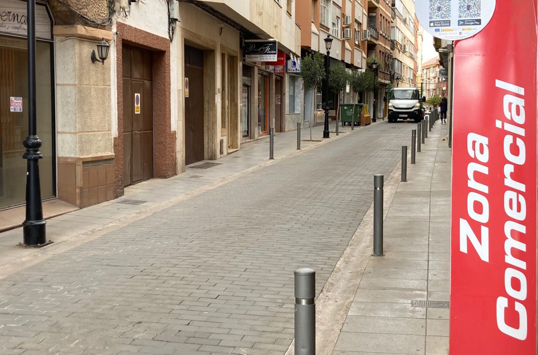 Imagen de archivo de una de las calles del centro de Valdepeñas (Ciudad Real) Imagen de archivo de una de las calles del centro de Valdepeñas (Ciudad Real)