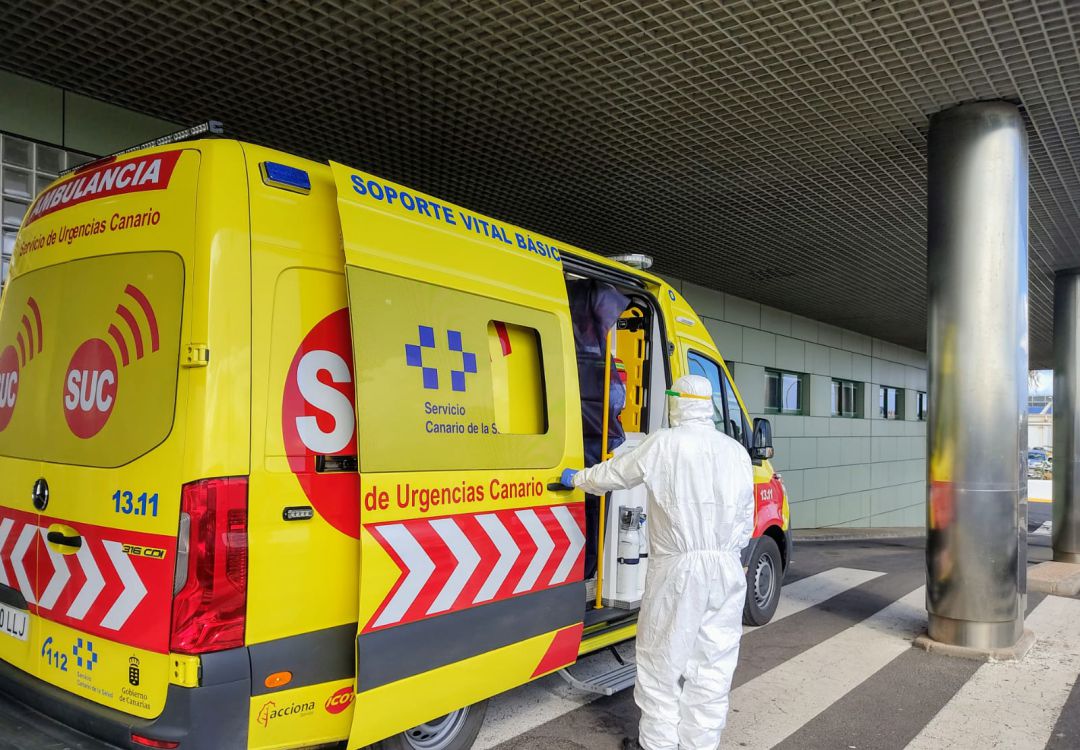 Ambulancia en la puerta de Urgencias del hospital doctor José Molina Orosa de Arrecife, en Lanzarote. Ambulancia en la puerta de Urgencias del hospital doctor José Molina Orosa de Arrecife, en Lanzarote.
