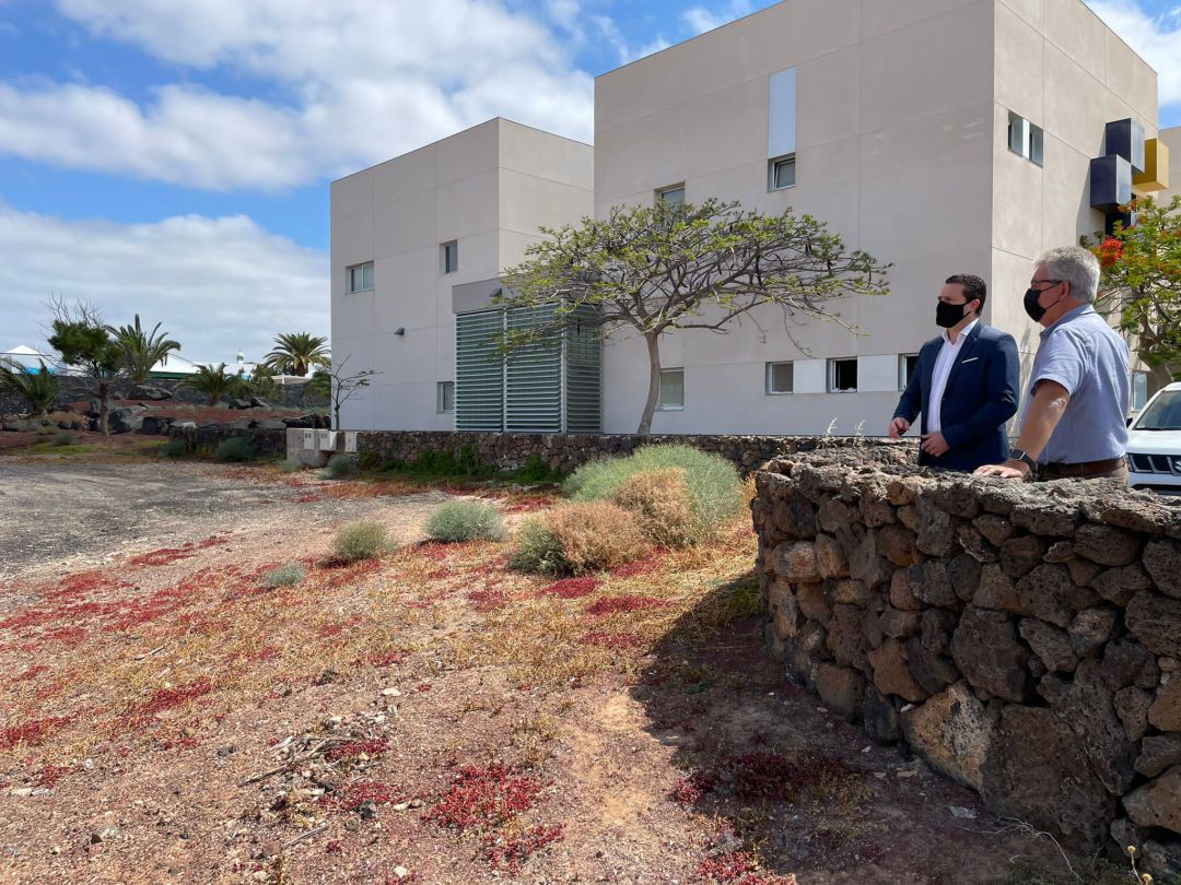El alcalde de Yaiza, Óscar Noda, y el concejal de Sanidad, Ángel Domínguez, en la parcela donde se desarrollará la ampliación del Centro de Salud de Playa Blanca. El alcalde de Yaiza, Óscar Noda, y el concejal de Sanidad, Ángel Domínguez, en la parcela donde se desarrollará la ampliación del Centro de Salud de Playa Blanca.