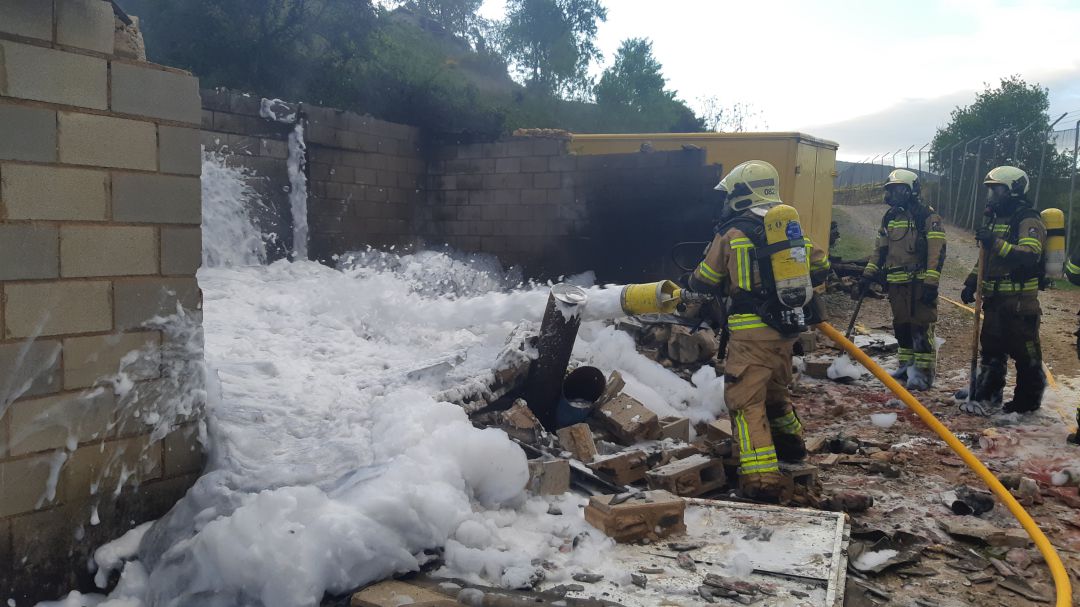 Los bomberos han sofocado el incendio en la pirotecnia Valecea Los bomberos han sofocado el incendio en la pirotecnia Valecea