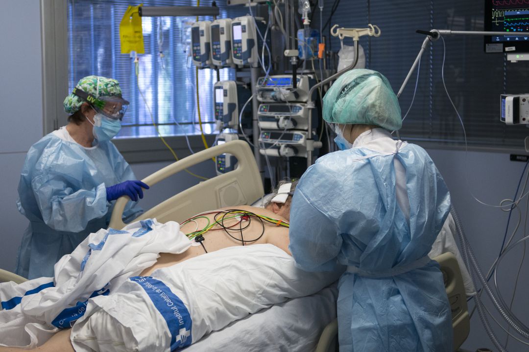Personal sanitario atendiendo a un paciente ingresado en la UCI para enfermos de coronavirus del Hospital Universitario Dr. Josep Trueta de Girona Personal sanitario atendiendo a un paciente ingresado en la UCI para enfermos de coronavirus del Hospital Universitario Dr. Josep Trueta de Girona