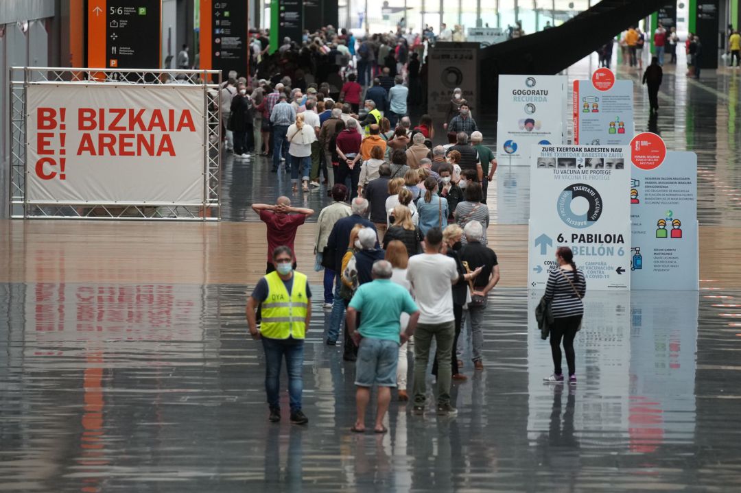 Varias personas hacen cola para recibir la vacuna contra el COVID-19 en el Bilbao Exhibition Center (BEC) de Barakaldo Varias personas hacen cola para recibir la vacuna contra el COVID-19 en el Bilbao Exhibition Center (BEC) de Barakaldo