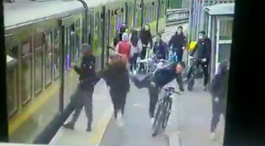 El impactante vídeo de una agresión machista a las puertas de un tren termina con una joven cayendo a las vías. El impactante vídeo de una agresión machista a las puertas de un tren termina con una joven cayendo a las vías.