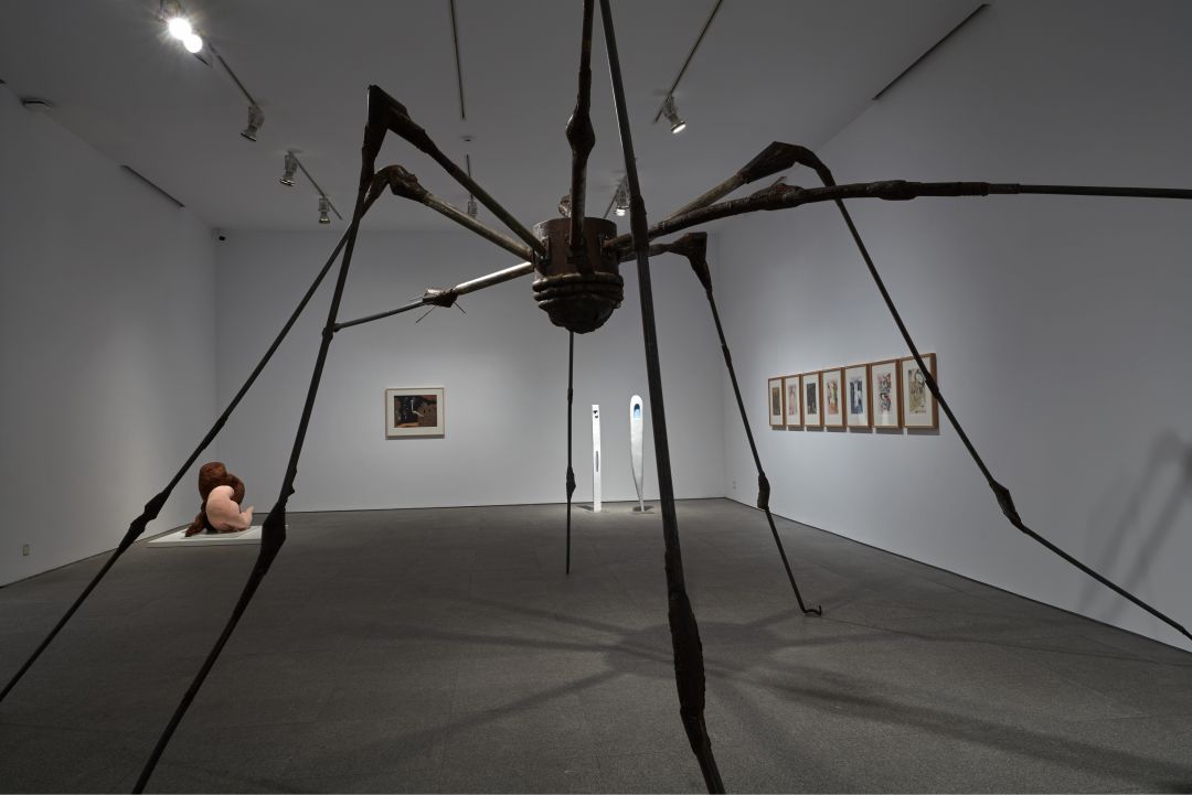 'Araña', de Louise Bourgeois y, al fondo, 'Abrazo' de Dorothea Tanning 'Araña', de Louise Bourgeois y, al fondo, 'Abrazo' de Dorothea Tanning