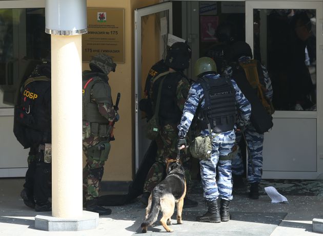 Fuerzas especiales entran en la escuela 175 de Kazán. Fuerzas especiales entran en la escuela 175 de Kazán.