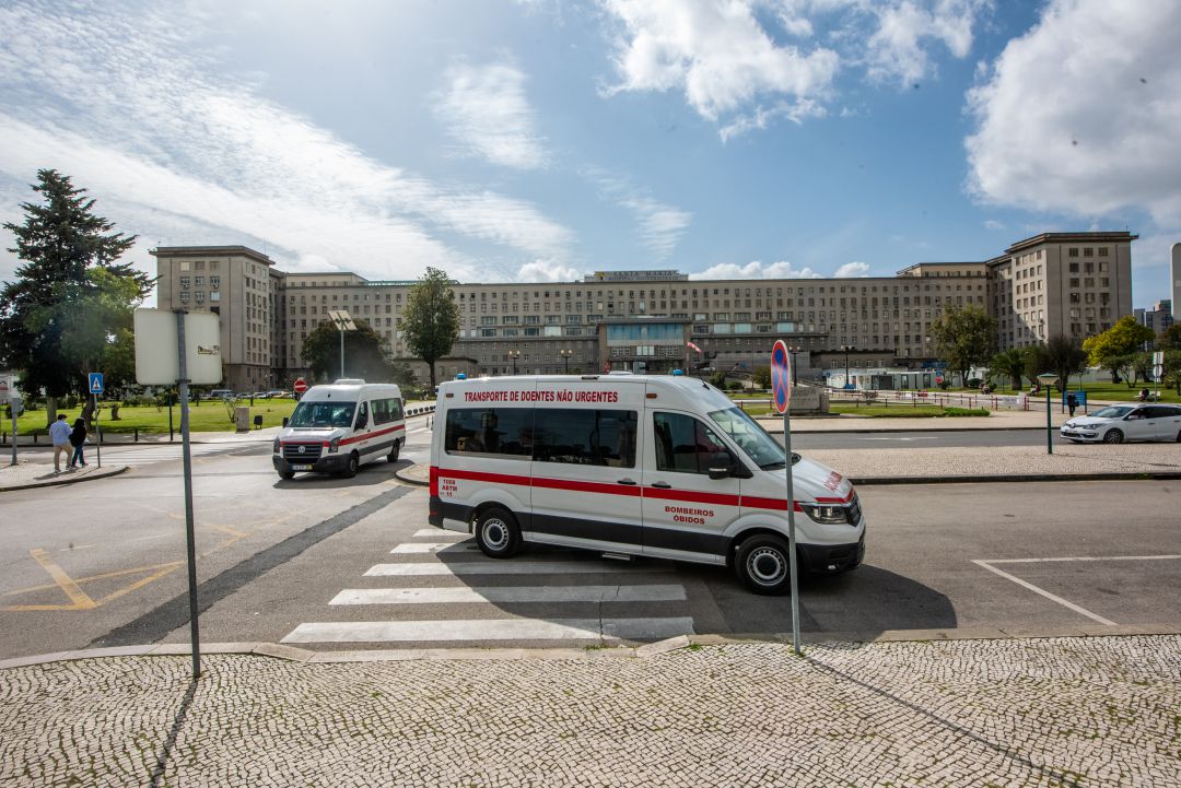 Una ambulancia sale de un hospital de Lisboa. Imagen de archivo Una ambulancia sale de un hospital de Lisboa. Imagen de archivo