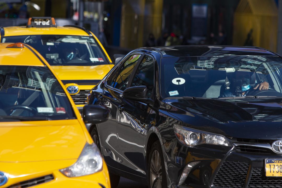 Un conductor de Uber conduce por una calle de Nueva York Un conductor de Uber conduce por una calle de Nueva York