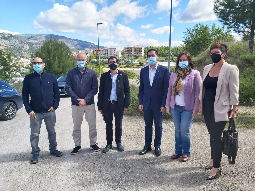 Un instante de la cesión del terreno del Clérigo al consorcio Terra con el actual Ecoparc al fondo Un instante de la cesión del terreno del Clérigo al consorcio Terra con el actual Ecoparc al fondo