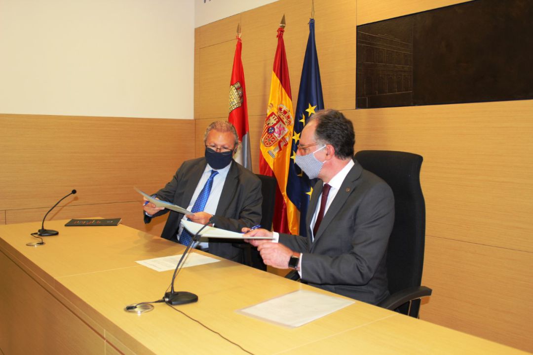 El presidente de la Audiencia Provincial de Burgos, Mauricio Muñoz, y el responsable de la Asesoría Jurídica de CaixaBank en Castilla y León, José Luis Rodríguez Dacal, han firmado este lunes en el Palacio de Justicia de Burgos un protocolo para alcanzar acuerdos en materia de gastos hipotecarios e intereses de demora, que servirá para acortar el tiempo de resolución de este tipo de pleitos El presidente de la Audiencia Provincial de Burgos, Mauricio Muñoz, y el responsable de la Asesoría Jurídica de CaixaBank en Castilla y León, José Luis Rodríguez Dacal, han firmado este lunes en el Palacio de Justicia de Burgos un protocolo para alcanzar acuerdos en materia de gastos hipotecarios e intereses de demora, que servirá para acortar el tiempo de resolución de este tipo de pleitos