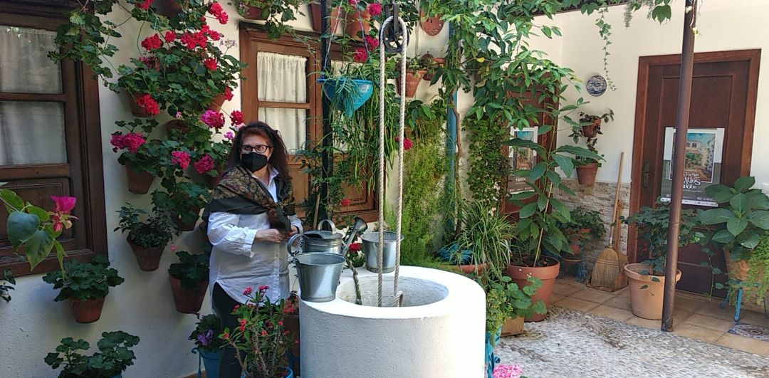 Mª Ángeles Flores en su patio del número 8 de la calle Pedro Verdugo Mª Ángeles Flores en su patio del número 8 de la calle Pedro Verdugo