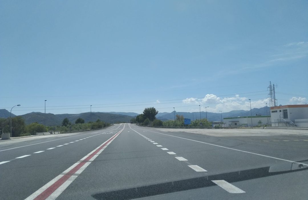 Acceso donde anteriormente se ubicaba el peaje a la AP-7, en Ondara. Acceso donde anteriormente se ubicaba el peaje a la AP-7, en Ondara.