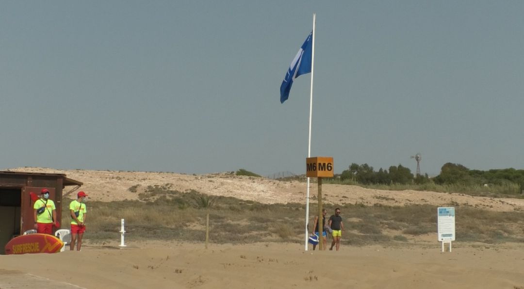 Bandera azul en la playa de Arenales Sur Elche Bandera azul en la playa de Arenales Sur Elche