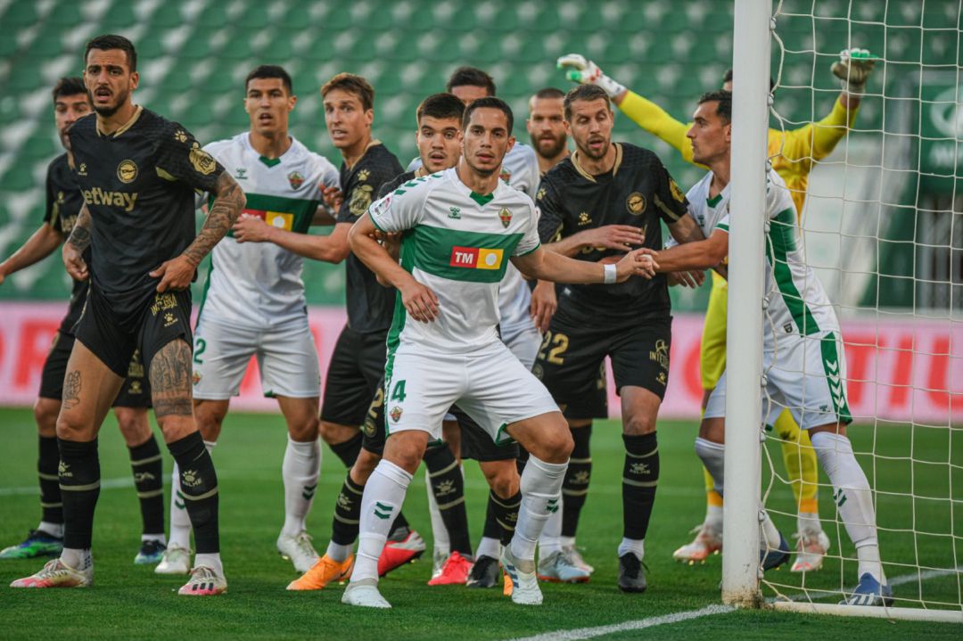 Un momento del Elche-Alavés jugado en el Martínez Valero Un momento del Elche-Alavés jugado en el Martínez Valero