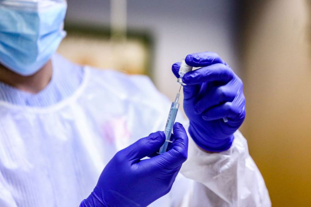Un sanitario inyecta la vacuna durante el primer día de vacunación contra la Covid-19 Un sanitario inyecta la vacuna durante el primer día de vacunación contra la Covid-19