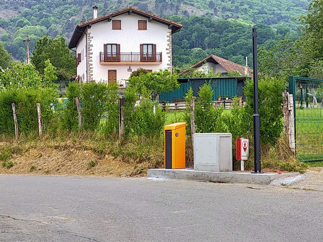 La urbanización Jaizkibel con las barreras de cierre perimetral de la urbanización La urbanización Jaizkibel con las barreras de cierre perimetral de la urbanización