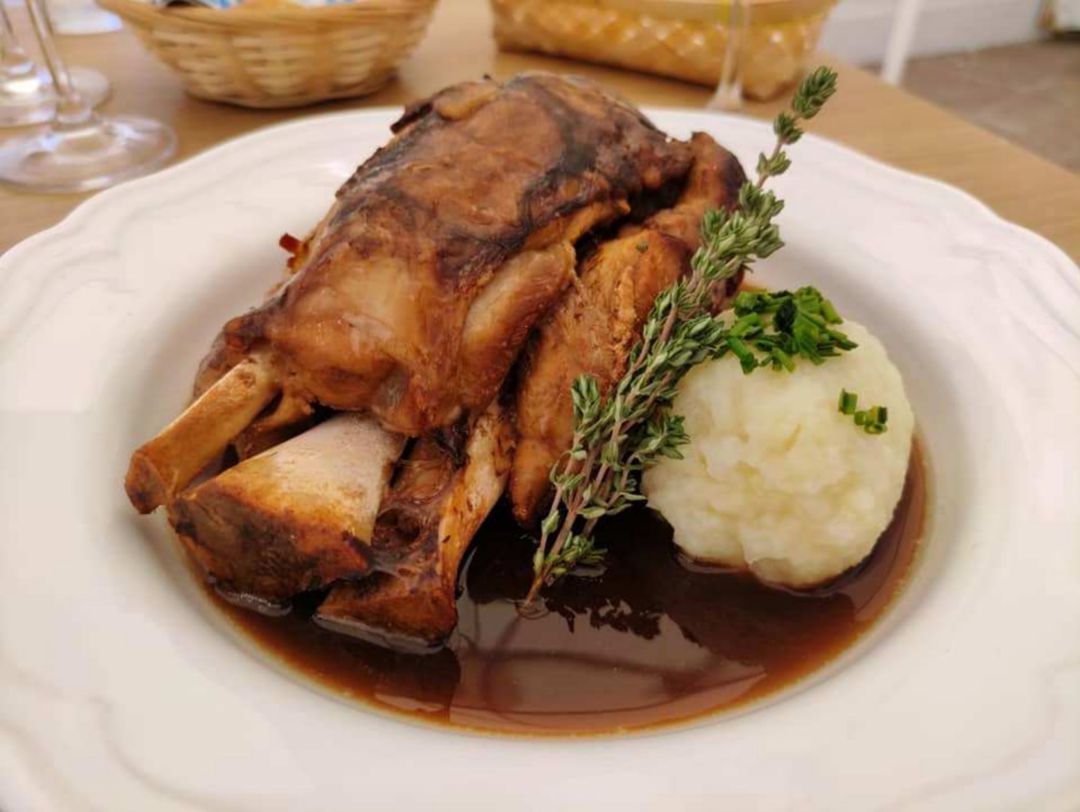 Codillo con salsa bordelesa Codillo con salsa bordelesa