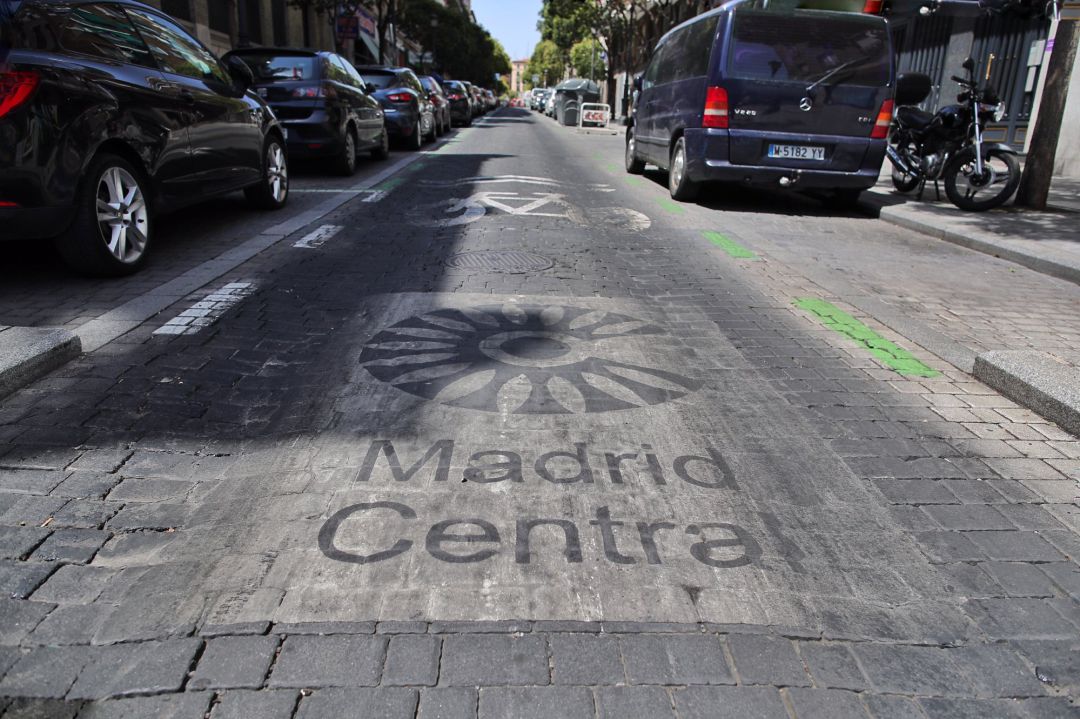 Distintivo de Madrid Central en una de las calles del centro. Distintivo de Madrid Central en una de las calles del centro.