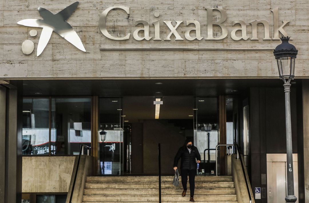 Archivo - Logo de Caixabank en la antigua sede de Bankia, en la calle Pintor Sorolla, en Valencia, Comunidad Valenciana (España). Archivo - Logo de Caixabank en la antigua sede de Bankia, en la calle Pintor Sorolla, en Valencia, Comunidad Valenciana (España).