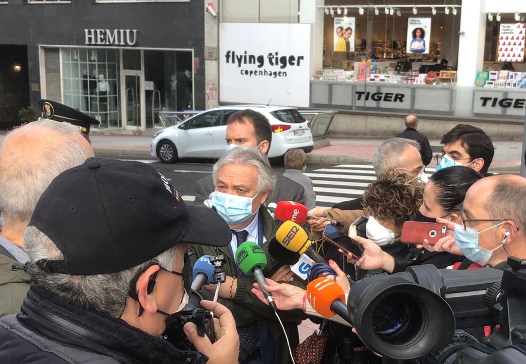 El subdelegado del Gobierno atiendde a los medios en la Calle Juan XXIII El subdelegado del Gobierno atiendde a los medios en la Calle Juan XXIII