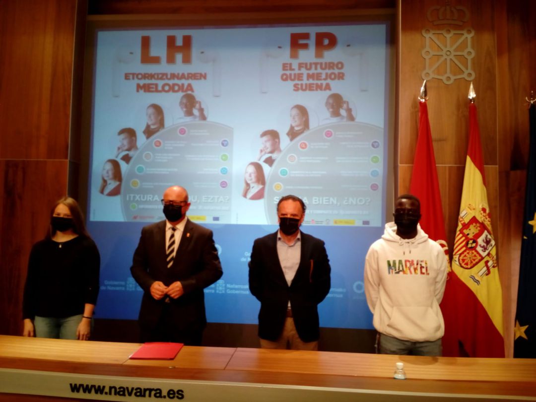 Marina Echeverría y Souleymane Sarr, alumnos de FP, flanquean al consejero de Educación, Carlos Gimeno y al director de FP, Tomás Rodríguez Garraza en la sala de prensa del Gobierno de Navarra. Marina Echeverría y Souleymane Sarr, alumnos de FP, flanquean al consejero de Educación, Carlos Gimeno y al director de FP, Tomás Rodríguez Garraza en la sala de prensa del Gobierno de Navarra.