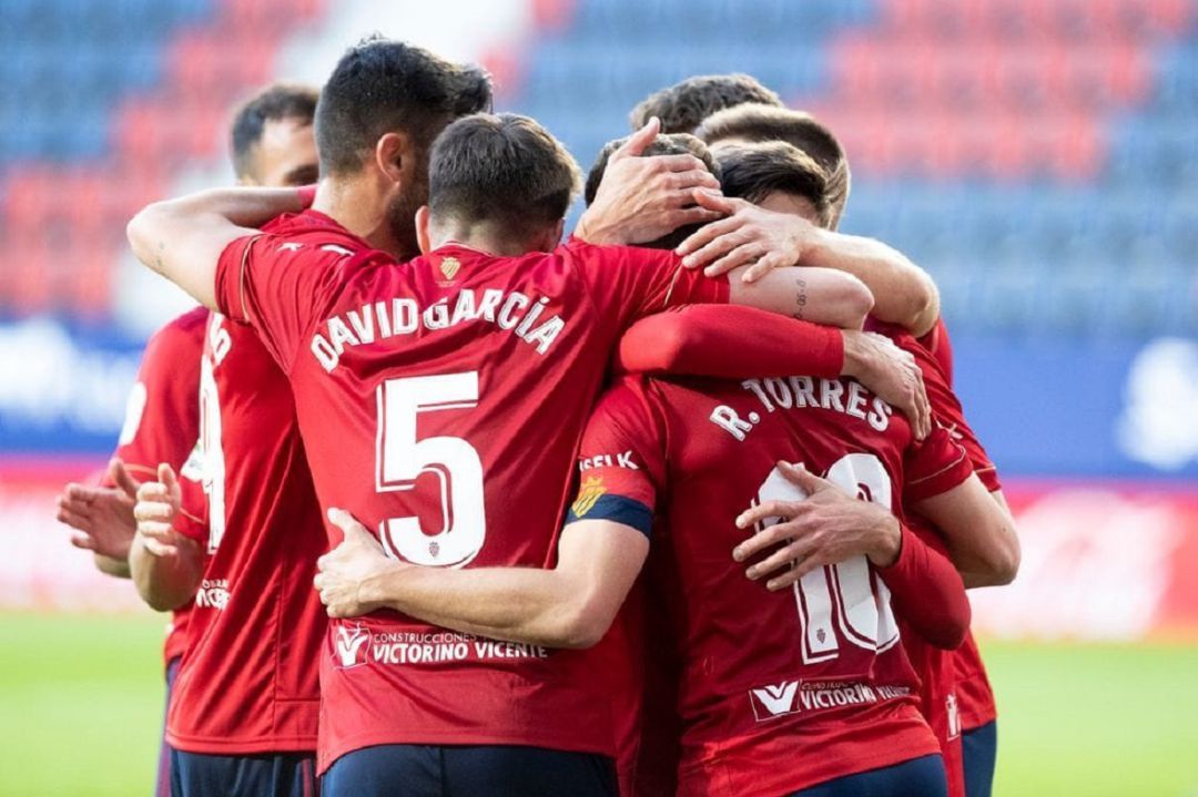 Osasuna celebra su victoria ante el Cádiz en el Sadar Osasuna celebra su victoria ante el Cádiz en el Sadar