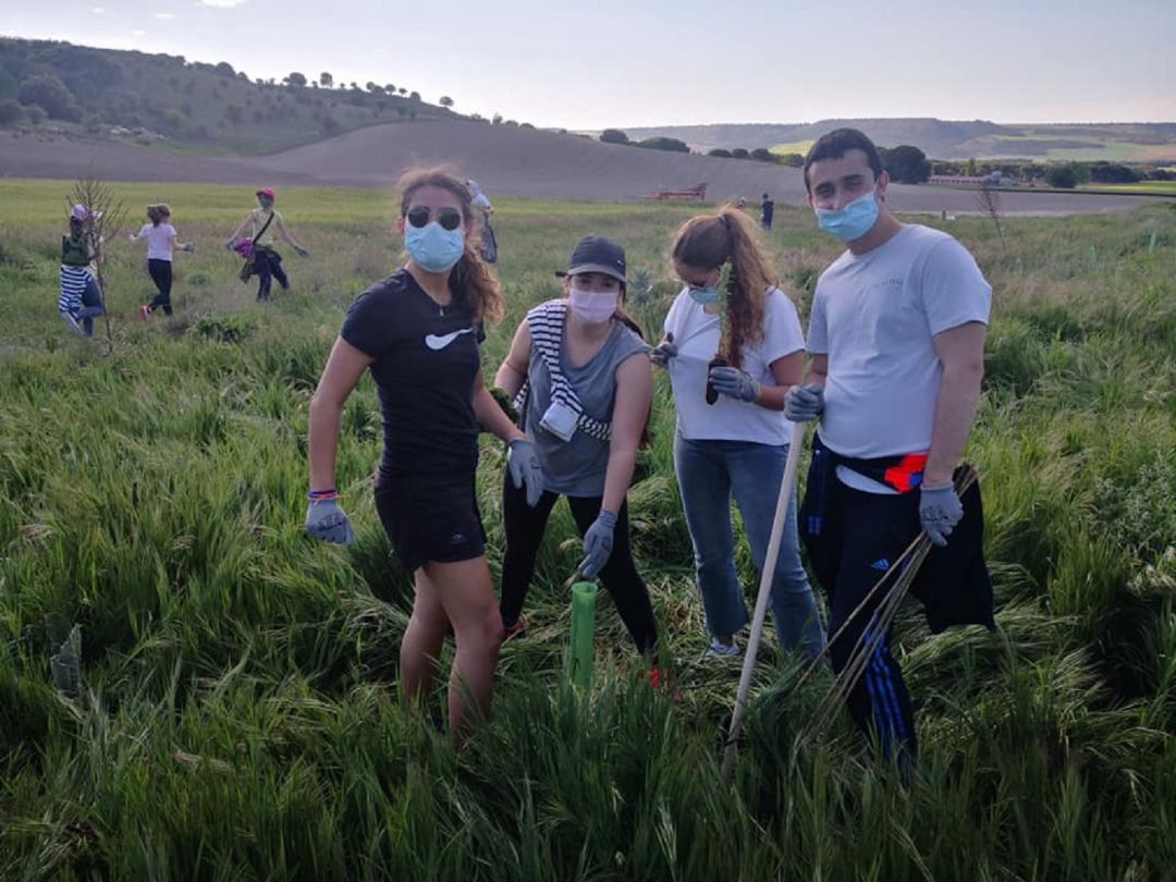 Varios jóvenes participan en la reforestación de la zona de La Colada del Roble, en Quintanilla de Onésimo. Varios jóvenes participan en la reforestación de la zona de La Colada del Roble, en Quintanilla de Onésimo.