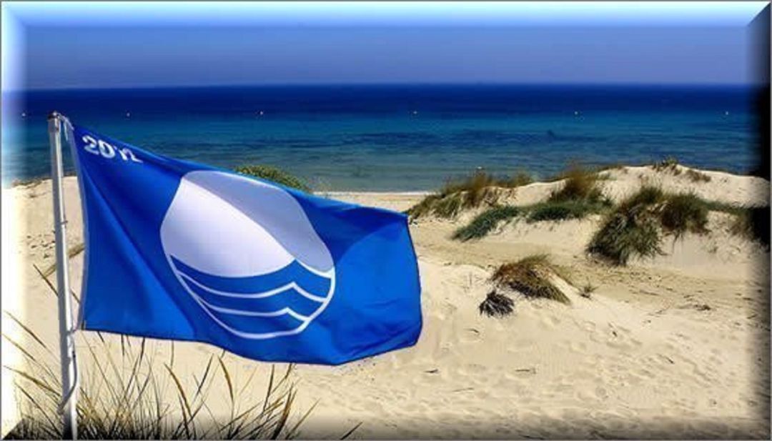 Bandera azul colocada en una playa que ha obtenido este distintivo. Bandera azul colocada en una playa que ha obtenido este distintivo.