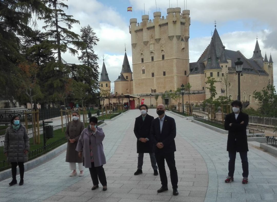 Los presentadores de Masterchef Celebitry posan con la alcaldesa de Segovia Los presentadores de Masterchef Celebitry posan con la alcaldesa de Segovia