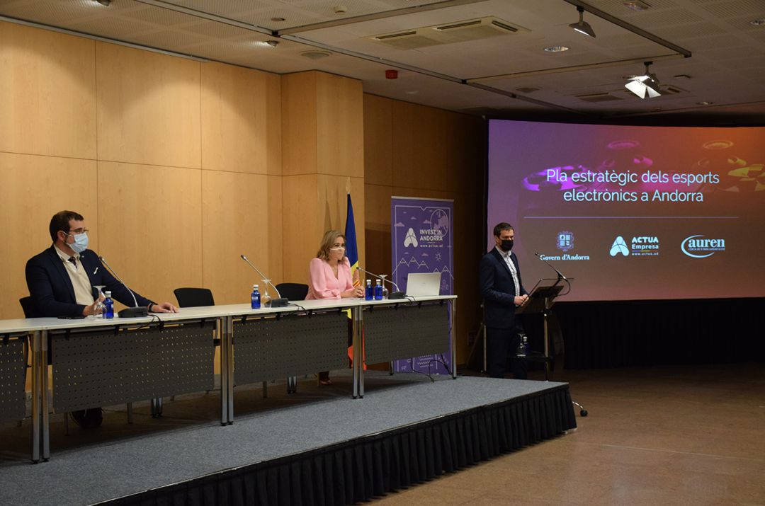 Emilio Hurtado i Pilar Sánchez-Bleda, d'Auren Espanya, i el secretari d'Estat de Diversificació Econòmica i Innovació, Marc Galabert, durant la presentació del pla estratègic. Emilio Hurtado i Pilar Sánchez-Bleda, d'Auren Espanya, i el secretari d'Estat de Diversificació Econòmica i Innovació, Marc Galabert, durant la presentació del pla estratègic.
