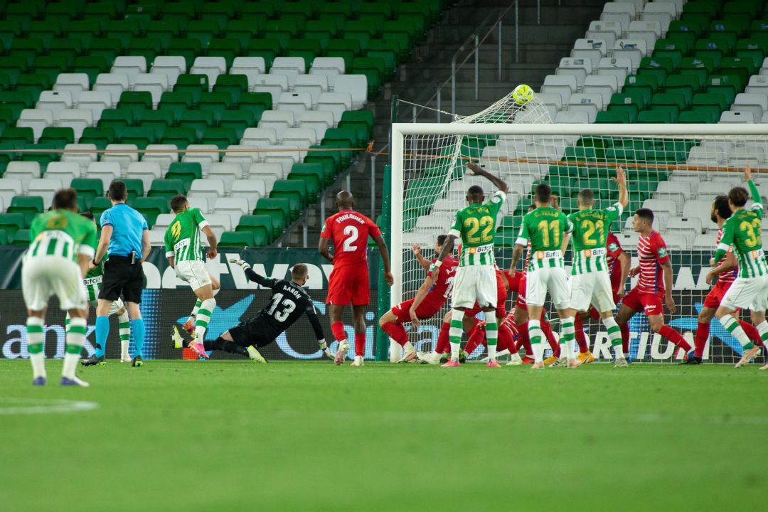 Borja Iglesias hace el segundo gol verdiblanco tras una falta dentro del área del Granada por cesión al portero Borja Iglesias hace el segundo gol verdiblanco tras una falta dentro del área del Granada por cesión al portero