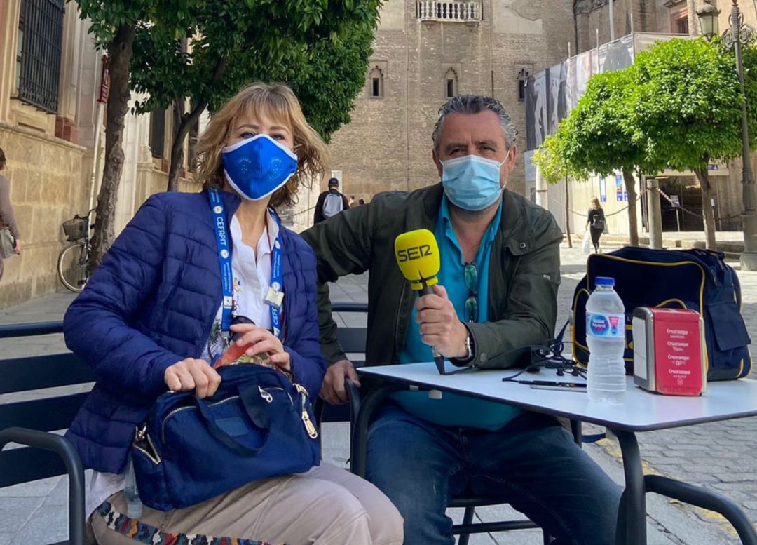 Ana López atiende al micrófono de Paco García a los pies de la Giralda Ana López atiende al micrófono de Paco García a los pies de la Giralda