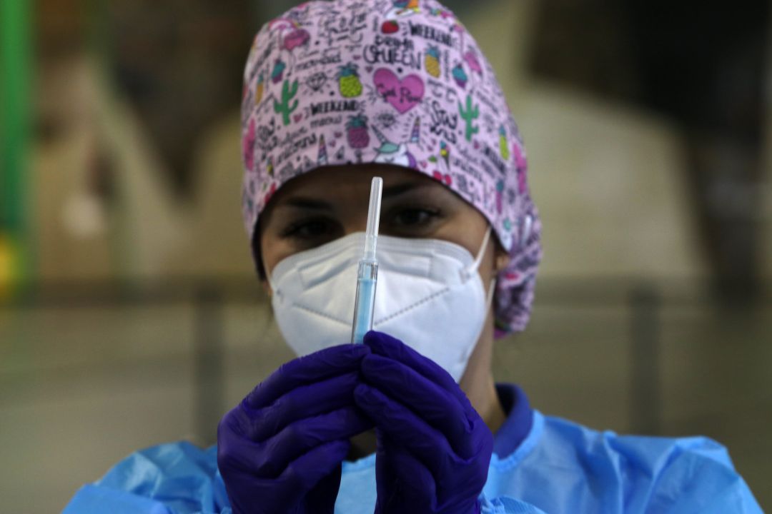 Archivo - Una sanitaria sostiene una jeringuillas para la vacunación a profesores en Málaga a 04 de marzo 2021 Archivo - Una sanitaria sostiene una jeringuillas para la vacunación a profesores en Málaga a 04 de marzo 2021
