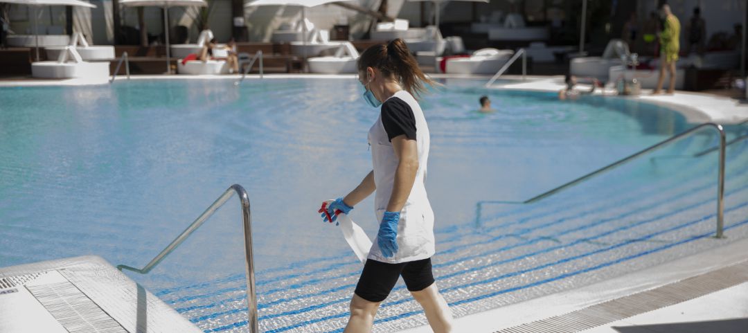 Archivo - Una trabajadora realiza tareas de desinfección en una piscina. Archivo - Una trabajadora realiza tareas de desinfección en una piscina.