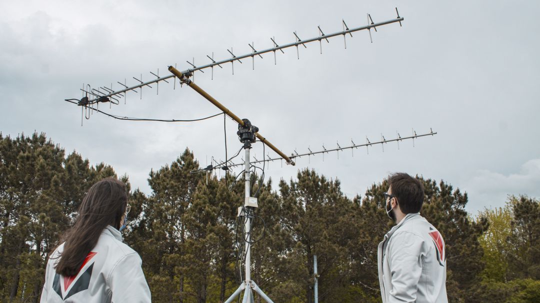 Dos miembros de UVigo SpaceLab comprobando el funcionamiento de una de sus antenas
Dos miembros de UVigo SpaceLab comprobando el funcionamiento de una de sus antenas