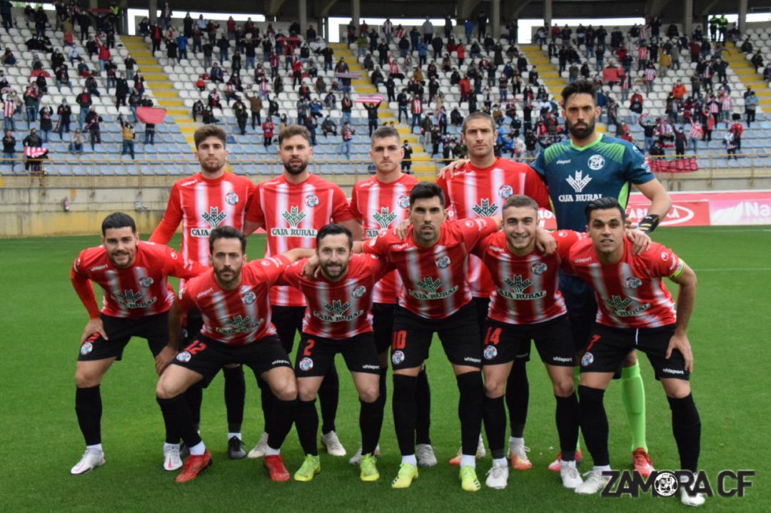 El equipo rojiblanco posa sobre el cesped el Reino de León El equipo rojiblanco posa sobre el cesped el Reino de León