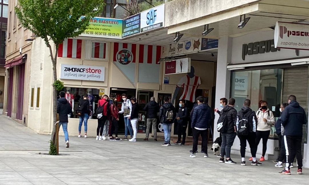 Colas ante la tienda del Zamora CF a primera hora de este miércoles Colas ante la tienda del Zamora CF a primera hora de este miércoles