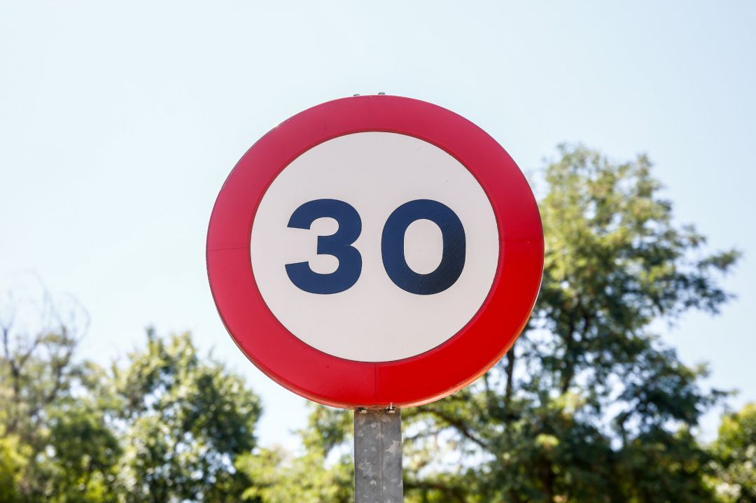 Señal de prohibido circular a más de 30 Kmh Señal de prohibido circular a más de 30 Kmh