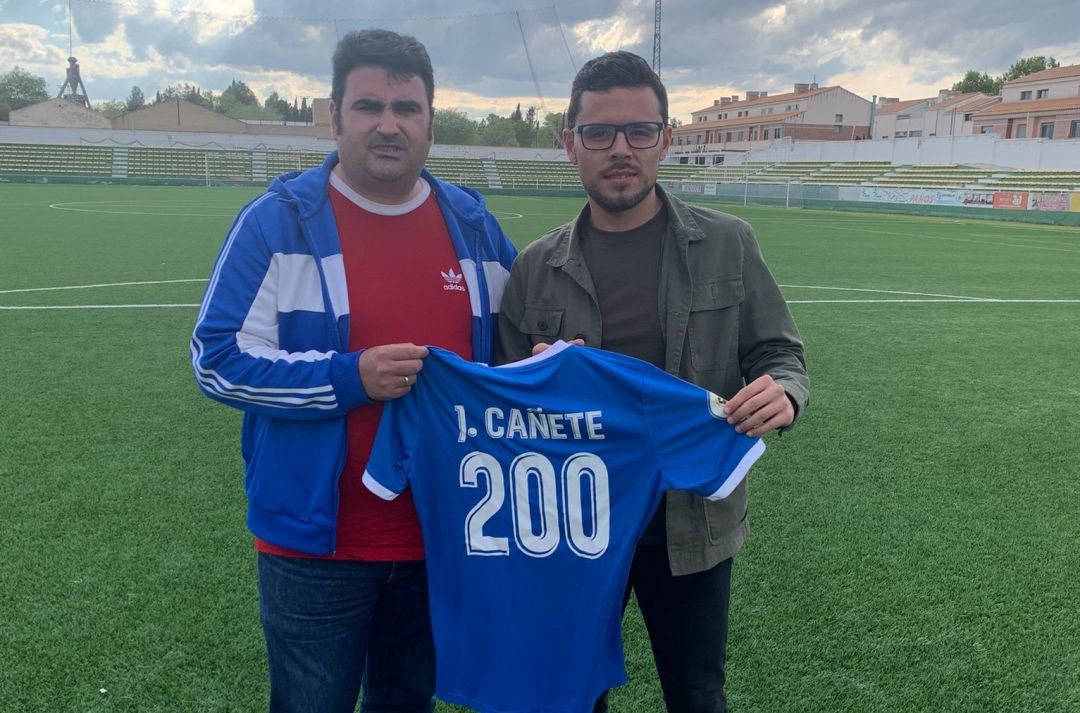 Jorge Cañete en el reconocimiento por sus doscientos partidos Jorge Cañete en el reconocimiento por sus doscientos partidos