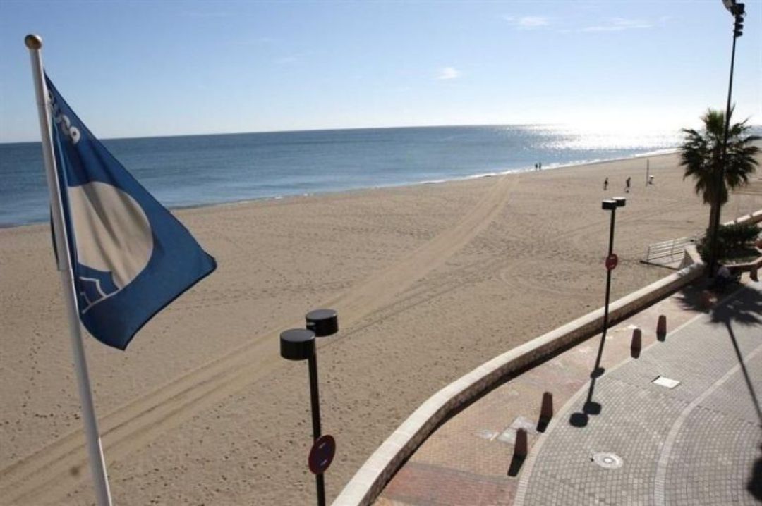 Una de las banderas azules que lucen en Málaga Una de las banderas azules que lucen en Málaga