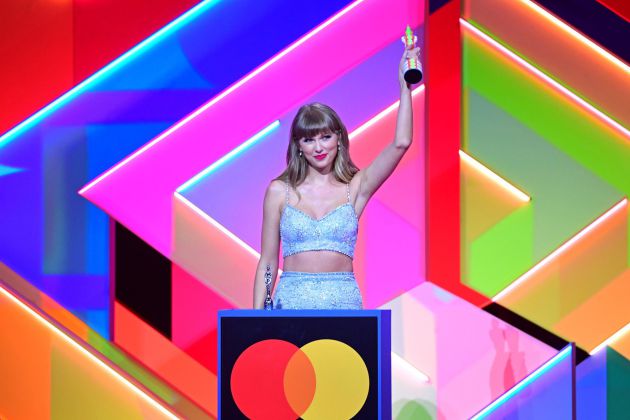 Taylor Swift recoge su premio. Taylor Swift recoge su premio.