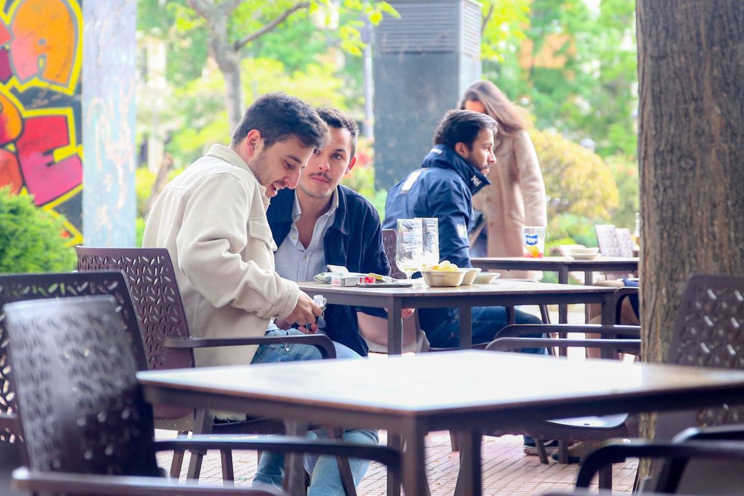 Varias personas en la terraza de una cafetería en la plaza de Olavide en el barrio de Chamberí. Varias personas en la terraza de una cafetería en la plaza de Olavide en el barrio de Chamberí.