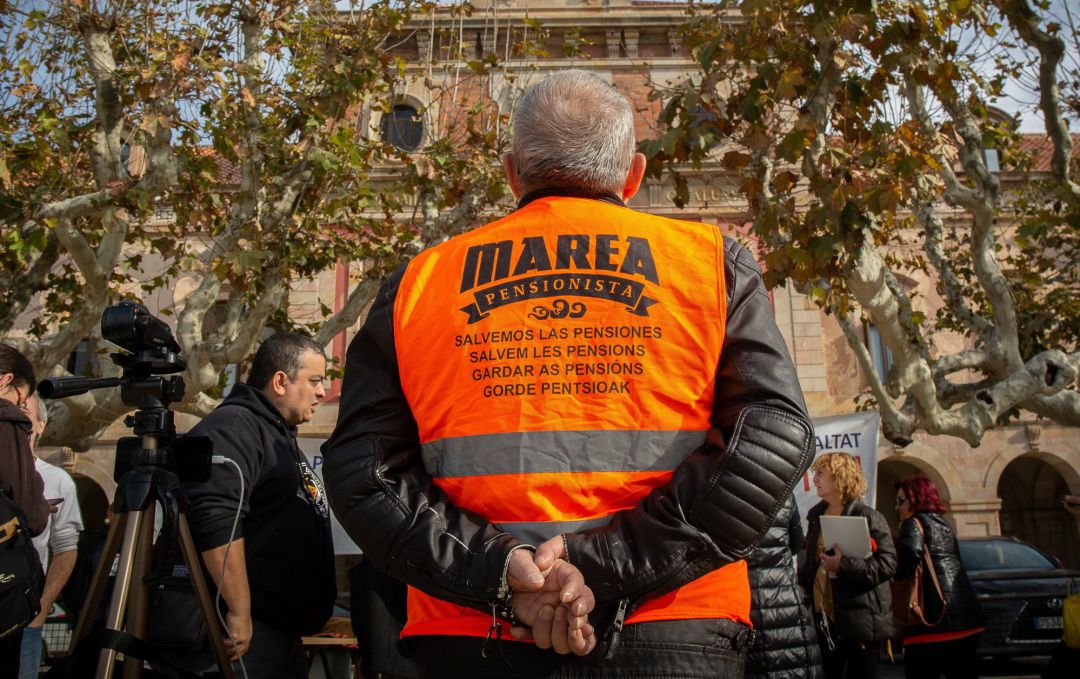 Persona con chaleco de Marea Pensionista en Barcelona. Persona con chaleco de Marea Pensionista en Barcelona.