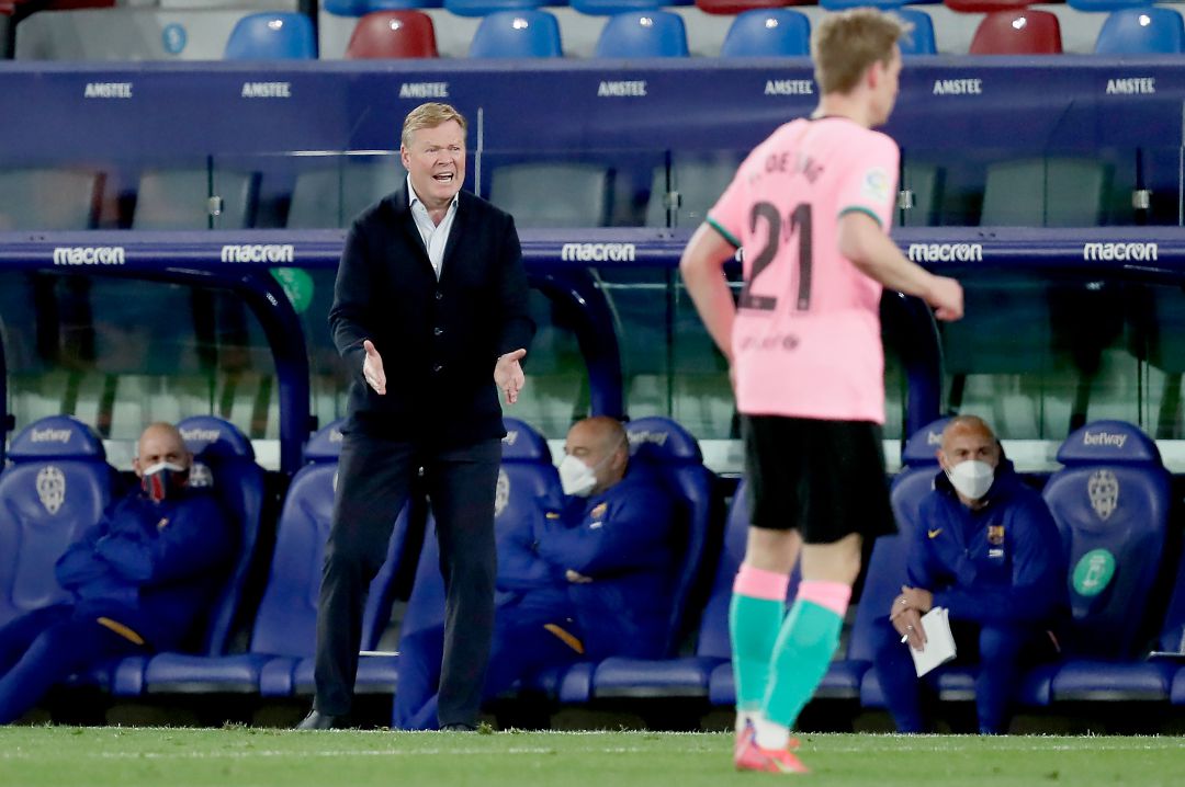 Koeman, en el partido frente al Levante Koeman, en el partido frente al Levante