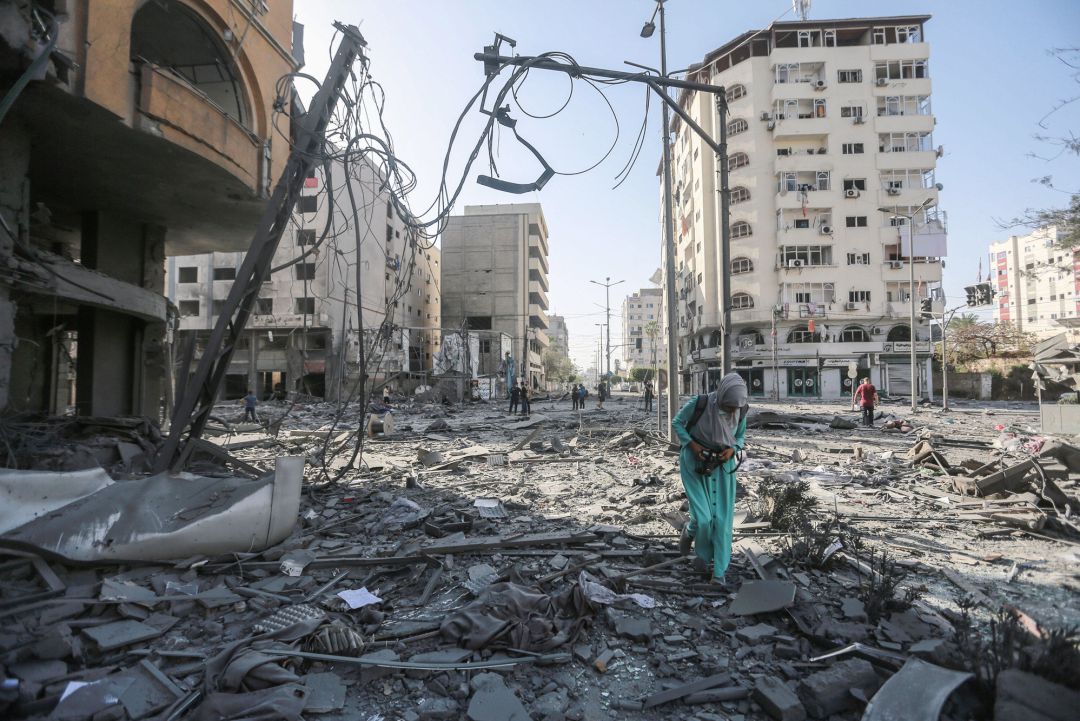 Una fotógrafa entre los escombros de la destrozada Torre Al-Jawhara en Gaza Una fotógrafa entre los escombros de la destrozada Torre Al-Jawhara en Gaza