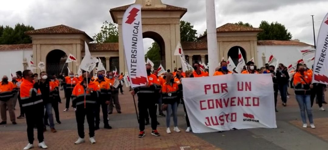 Imagen de la protesta de los trabajadores de este servicio en el 'pincho' de la Feria, el 3 de mayo Imagen de la protesta de los trabajadores de este servicio en el 'pincho' de la Feria, el 3 de mayo
