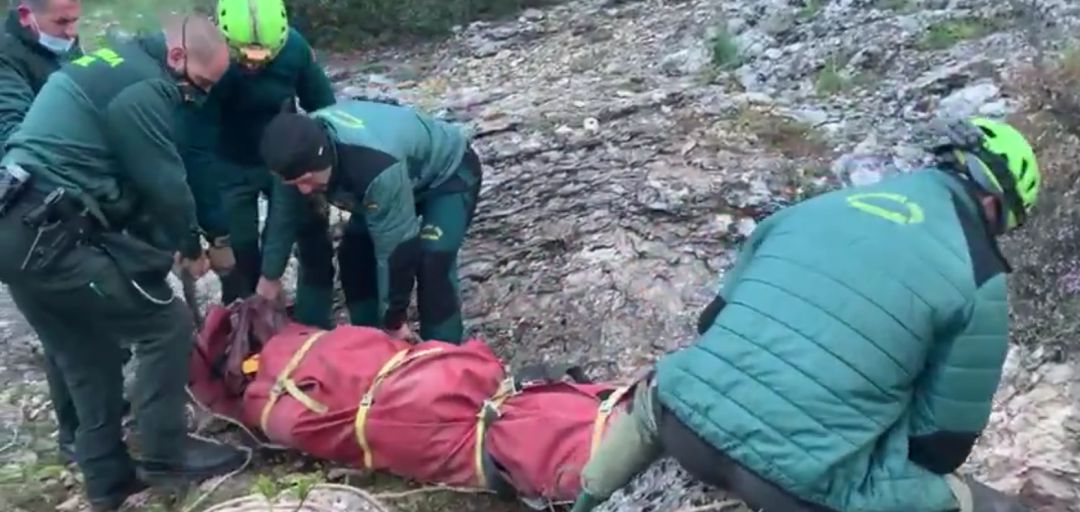 Un momento del rescate del cuerpo sin vida del espeleólogo Un momento del rescate del cuerpo sin vida del espeleólogo