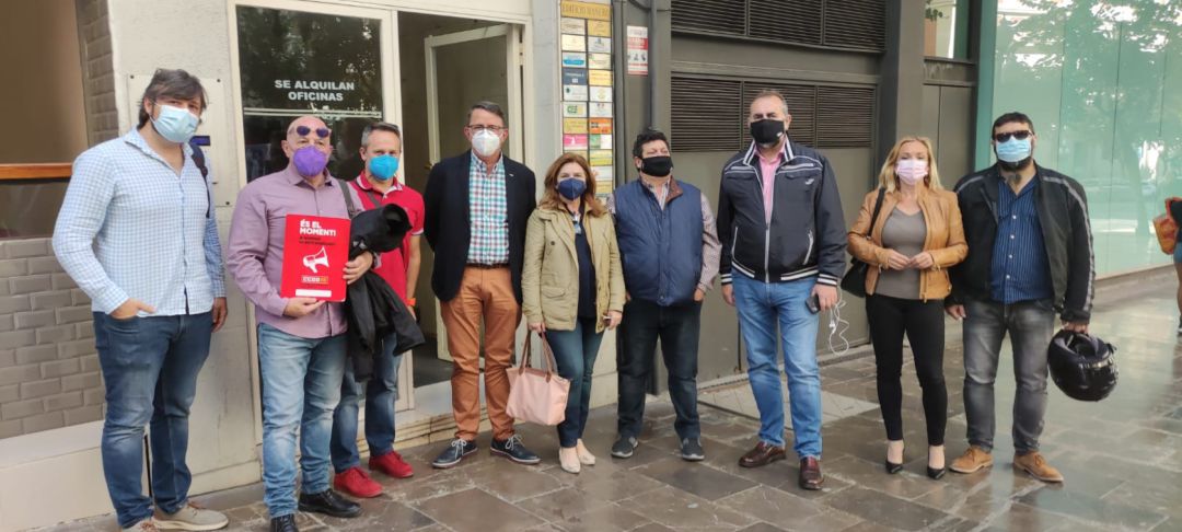Representantes de CCOO y del comité de empresa ante la sede del Consulado francés en la Rambla de Alicante Representantes de CCOO y del comité de empresa ante la sede del Consulado francés en la Rambla de Alicante