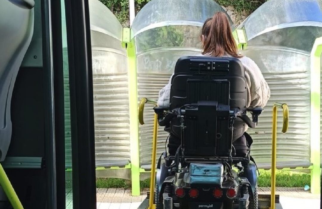 La campaña ha sido promovida por una vecina de Lekeitio aquejada de problemas de movilidad, que cada día debe tomar el autobús con su silla de ruedas para desplazarse a Bilbao para trabajar La campaña ha sido promovida por una vecina de Lekeitio aquejada de problemas de movilidad, que cada día debe tomar el autobús con su silla de ruedas para desplazarse a Bilbao para trabajar
