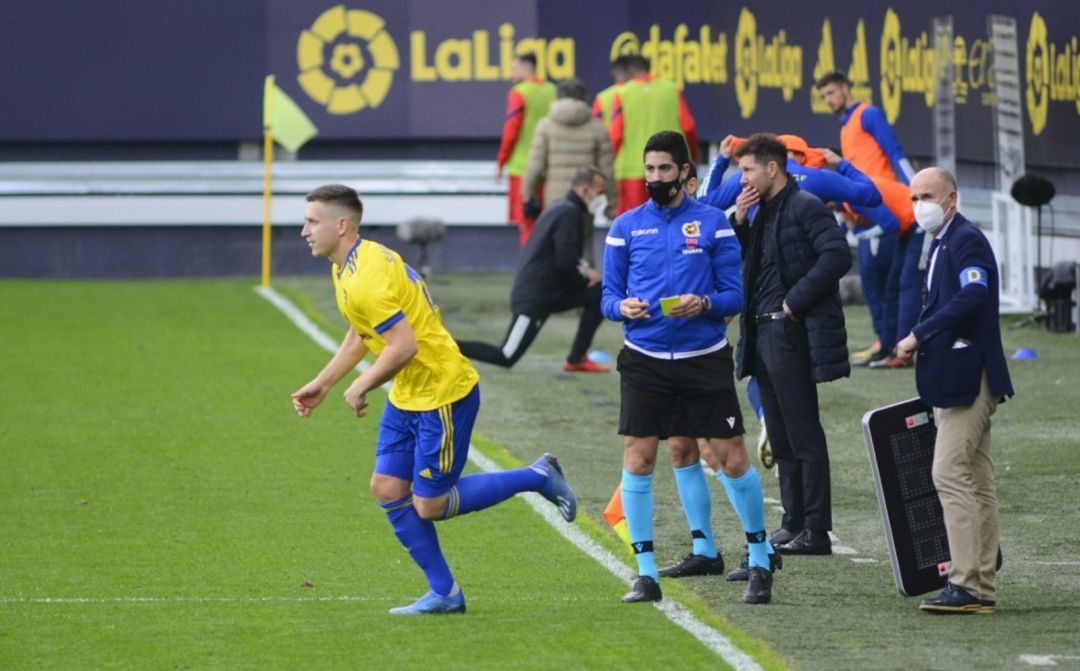 Saponjic con la camiseta del Cádiz CF Saponjic con la camiseta del Cádiz CF